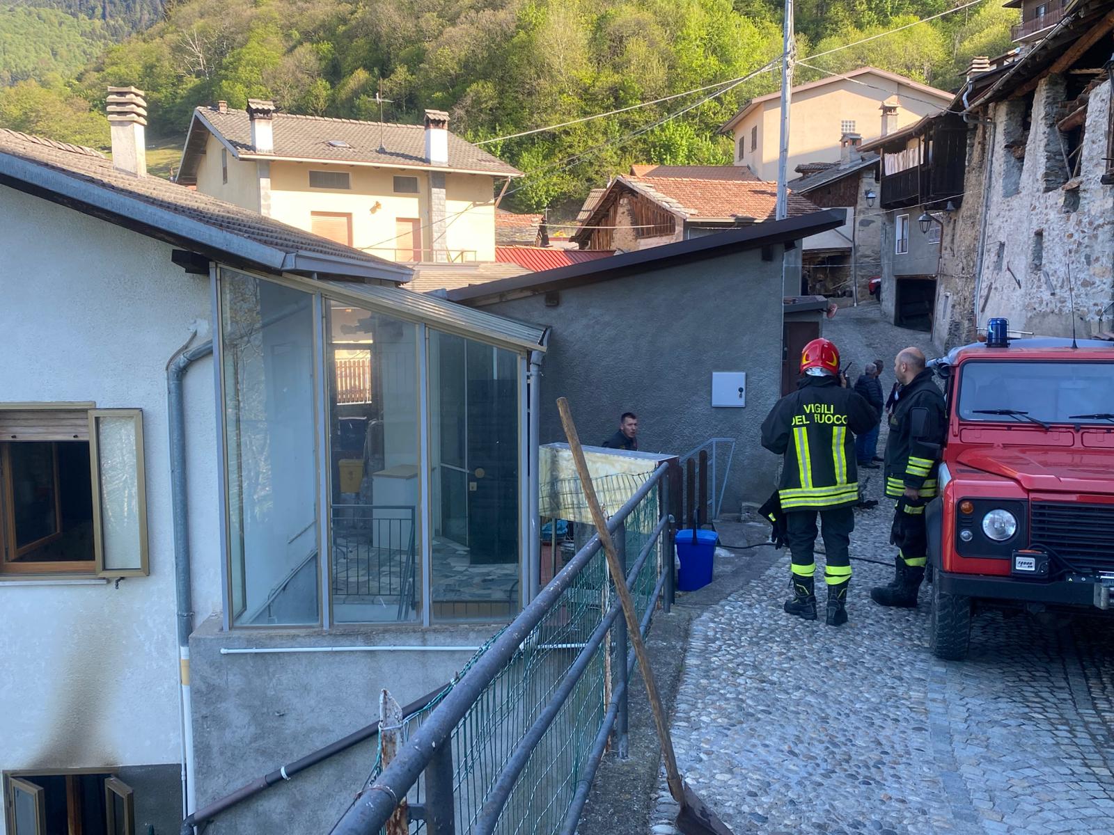 Fuga di gas con esplosione: due persone ferite